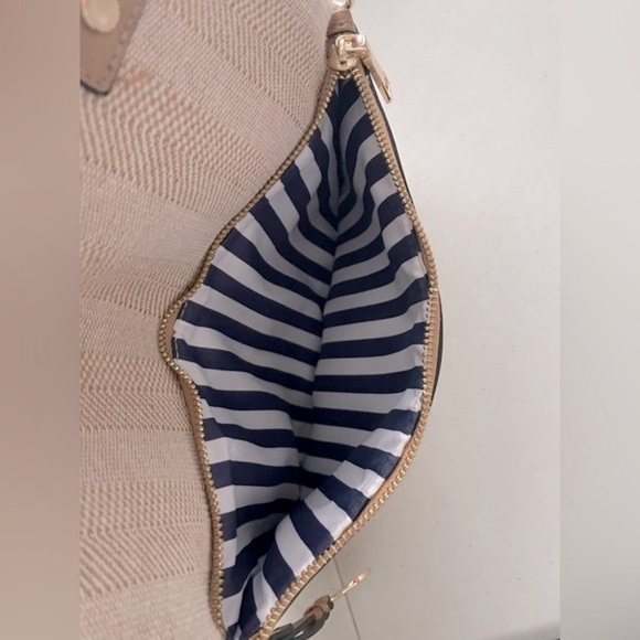 Simply Noella Tote with Cross Body Herringbone
Fabric - Picture 9 of 10